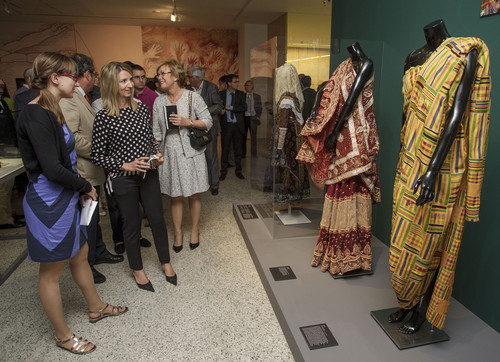 La consejera de Cultura y Turismo observa algunos trajes de la muestra del MEH.