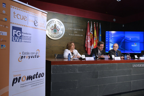 Yolanda Calvo, José Manuel López y Jesús María de Andrés presentan la resolución de la convocatoria de becas Prometeo. FOTO: Carlos Barrena.