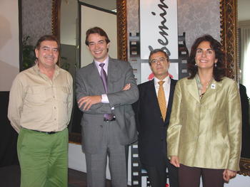 El periodista Gustavo Catalán (izq)k, Arturo Gonzalo Aizpiri, Antonio Ruiz de Elvira y Mar Asución