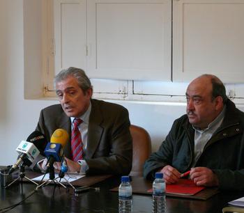 el director general de la Fundación Ciudad de la Energía, José Ángel Azuara (i) y el alcalde de Balboa, Manuel Gutiérrez Monteserín.