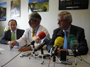 El consejero de Sanidad junto a Raúl Ortíz de Lejarazu, director del Centro Nacional de la Gripe, y el gerente regional de Salud, José Manuel Fontsaré.
