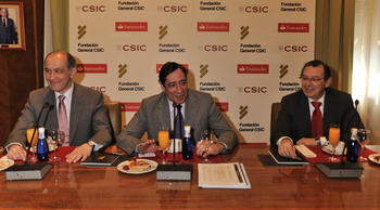 De izquierda a derecha, Javier Rey, director de la Fundación General CSIC, Rafael Rodrigo, Presidente del CSIC y de la fundación, y Faustino Bau de Santander Universidades.