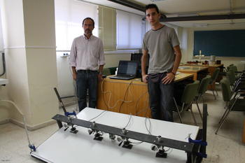 El profesor José Alejandro Reveriego Martín, a la izquierda, y el alumno Jesús García Guerra, junto al prototipo conectado al ordenador. 