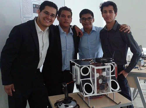 (De izq. a der.) Víctor Lobato Ríos, Jorge Leandro, Iván Ascención y José Rafael Aguilar, alumnos del Tecnológico de Monterrey en Puebla, crearon este robot para resolver los problemas ambientales que presentan los arrecifes en México. FOTO: ITESM