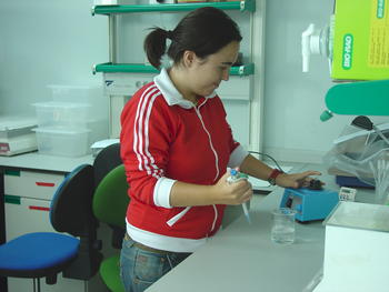 Laura Contreras, investigadora del IOBA en el laboratorio donde trabaja