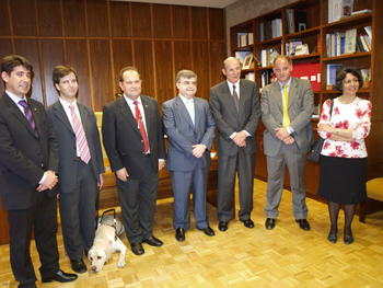 Juan Casado, en el centro, junto a representantes de la Universidad Pontificia, la ONCE y Caja Duero.