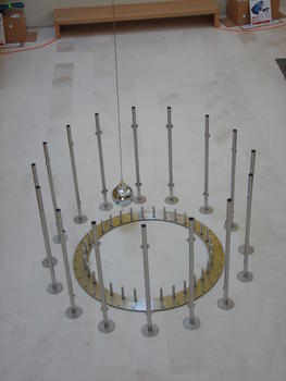 Péndulo de Foucault colocado en el Museo de la Ciencia de Valladolid