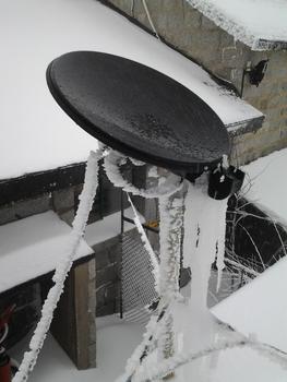 Antena de radar meteorológico en una tormenta de nieve. En algunas partes de observa la acumulación de cristales denominada cencellada. Foto: Laura López Campano.