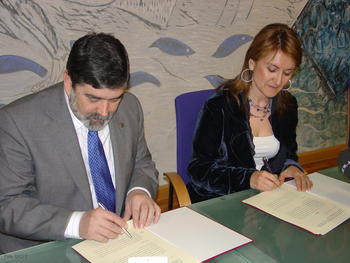 Ángel Penas e Isabel Alonso firman el convenio de colaboración entre la Universidad de León y la consejería de Administración Autonómica.