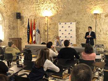 El doctor Felipe Voces, durante su conferencia en Segovia