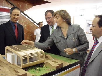 Antonio Silván, María Jesús Ruiz  y Evaristo Abril, rector de la Universidad de Valladolid, observan la maqueta de 'Urcomante'.