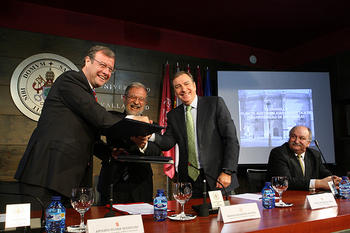 Antonio Silván, Marcos Sacristán y Juan José Mateos se saludan tras la firma del convenio (FOTO: Carlos Barrena).