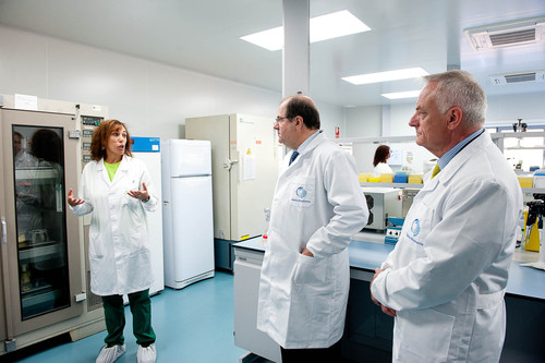 El presidente de la Junta visita las instalaciones de Gadea Biopharma en León. FOTO: JCYL.
