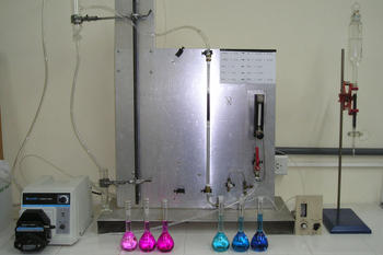 Para eliminar los nitratos y potabilizar el agua, científicos de la Universidad Nacional del Litoral (UNL) y el Conicet investigan un innovador proceso catalítico (FOTO: UNL). 