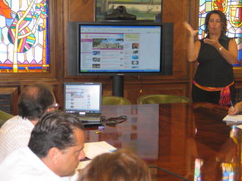 En primer plano a la izquierda, el alcalde de León Mario Amilivia, y al fondo la intérprete de signos y técnico municipal, Marta Cubría, durante la presentación que ha tenido lugar esta mañana