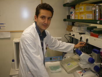 El investigador del Hospital del Río Hortega, Daniel de Luis, en uno de los laboratorios de la Unidad de Apoyo a la Investigación.