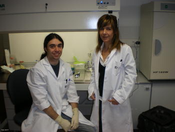 Carlos Moro y Ana María García Lozano, en el laboratorio.