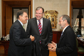 El consejero de educación charla con el consejero de Fomento y el rector de la Universidad de Valladolid antes de la firma del convenio para la realización de actuaciones energéticas (FOTO: Carlos Barrena).