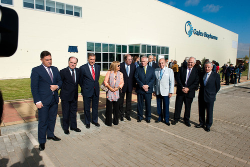 Las autoridades junto a las nuevas instalaciones de Gadea Biopharma en León.