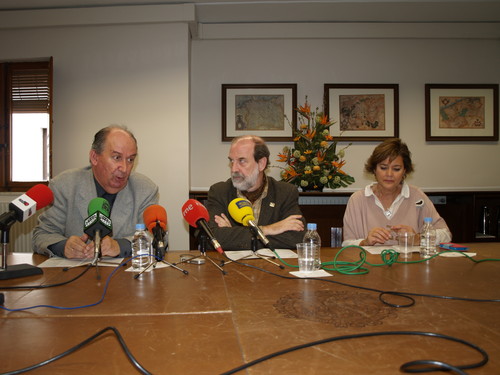 De Izquierda a derecha: Desiderio López. Miguel Ángel Vergudo y Teresa Nieto, coordinadora de las jornadas