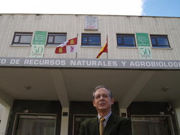 Rafael Martínez-Carrasco, en la entrada del Irnasa.