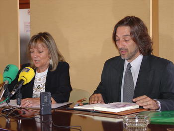 Cristina Klimowitz y Miguel Pérez durante la presentación del estudio