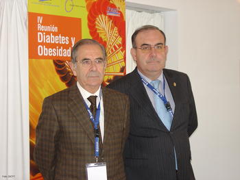 Ángel Sánchez Rodríguez (izquierda), jefe del Servicio de Medicina Interna del Hospital Universitario de Salamanca, y José Antonio Santos Calderón, presidente de la Sociedad Castellano-Leonesa Cántabra de Medicina Interna.
