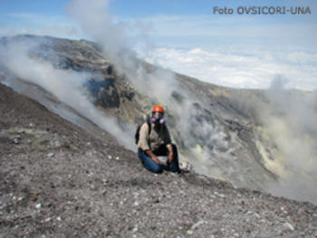 Rodolfo van der Laat, vulcanólogo del OVSICORI (FOTO: UNA).