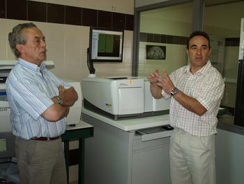 El técnico Manuel Sánchez, a la derecha, explica las características del ultrasecuenciador de Roche.