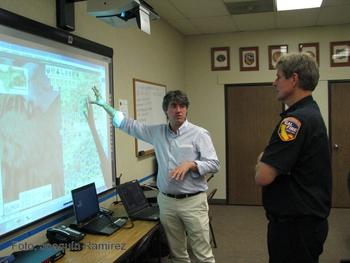 Joaquín Ramírez muestra el sistema de gestión de incendios de Tecnosylva a Jim Hollingsworth, jefe de batallón de Cal Fire.