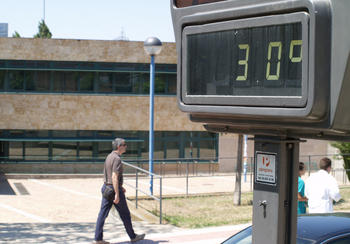 Un termómetro callejero muestra el calor de una manaña de verano.