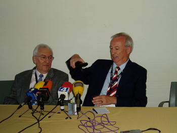 A la derecha, el presidente del Comité Internacional de Iluminación, Wout van Bommel