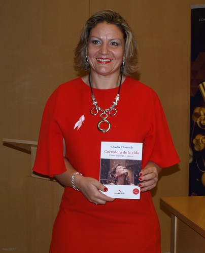 Chadia Chaouch, con su libro.