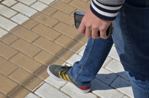 Una persona con un móvil de la mano. Foto: UPV.