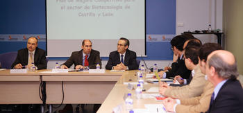 Imagen del encuentro mantenido hoy entre responsables de Industria y representantes de empresas del sector de la biotecnología.