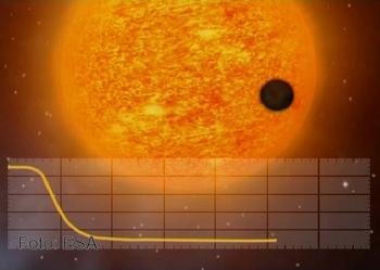 Recreación del exoplaneta en transición frente a una estrella.