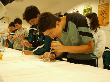 Alumnos del colegio San Juan de la Cruz practican con pipetas en MoviLab, a su paso por León.