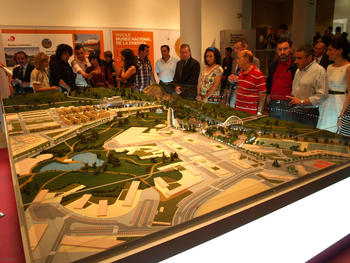 Visitantes en la exposición sobre el Museo Nacional de la Energía realizada en Ponferrada (León).