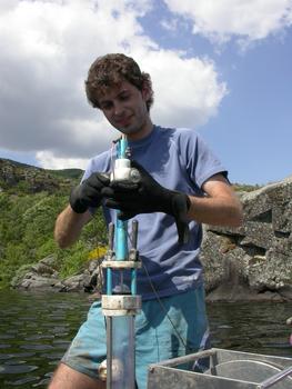 Un investigador  maneja instrumental para recoger sedimentos del fondo del lago de Sanabria.