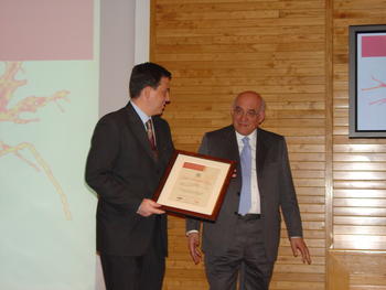 El investigador del IBGM Carlos Villalobos junto con el director de Caja de Burgos