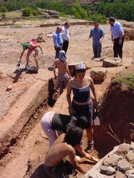 Varios voluntarios realizan trabajos de excavaciones en Tiermes (Soria).