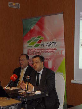 Alberto Guadarrama, director de I+D de Grupo Matarromera (a la derecha), explica el proyecto.