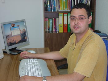 El investigador en su despacho de la Universidad de Valladolid