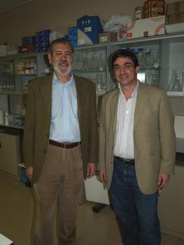 Eustoquio Martínez, a la izquierda, y Pedro Mateos, científicos del Departamento de Microbiología y Genética de la Universidad de Salamanca