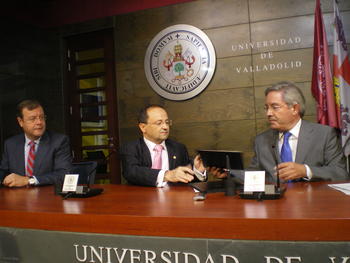 El director general de Cedetel (drch), el rector de la Universidad de Valladolid y el consejero de Fomento firman el acuerdo de colaboración.