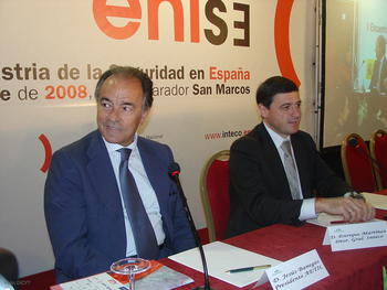 En primer término Jesús Banegas, presidente de la AETIC, junto a Enrique Martínez en la clausura de la segunda edición del ENISE.