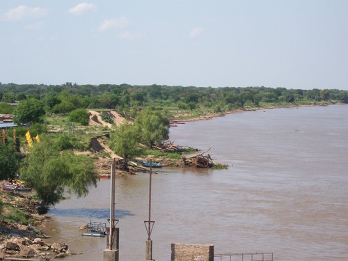 Pequeñas elevaciones formadas por los sedimentos del río Paraná en el Barrio San Pedro Pescador (Provincia del Chaco, Argentina).