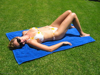 El sol, el cloro de la piscina y el salitre del mar ayudan a resecar la piel, de modo que es importante tenerla bien hidratada antes de las vacaciones.
