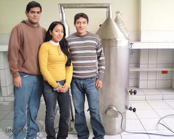 David Delgado, Sandra Eccoña y Víctor Zúñiga junto al extractor de aceite esencial utilizado en su investigación.