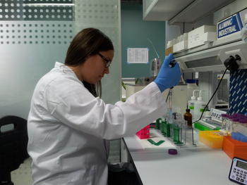 Una de las investigadoras, en los laboratorios del IBGM. 